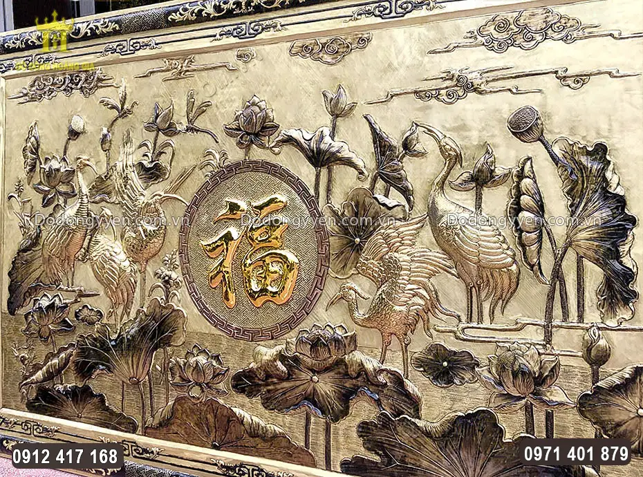 Bầy hạc qu&acirc;y quần kiếm ăn trong đầm sen được chạm th&uacute;c sinh động